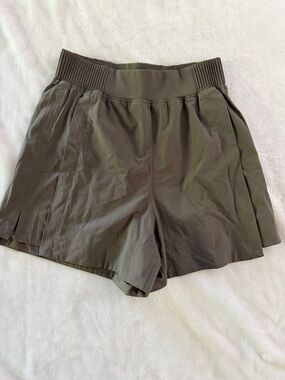 Lululemon stretch woven relaxed fit high rise shorts, 4”- size XS